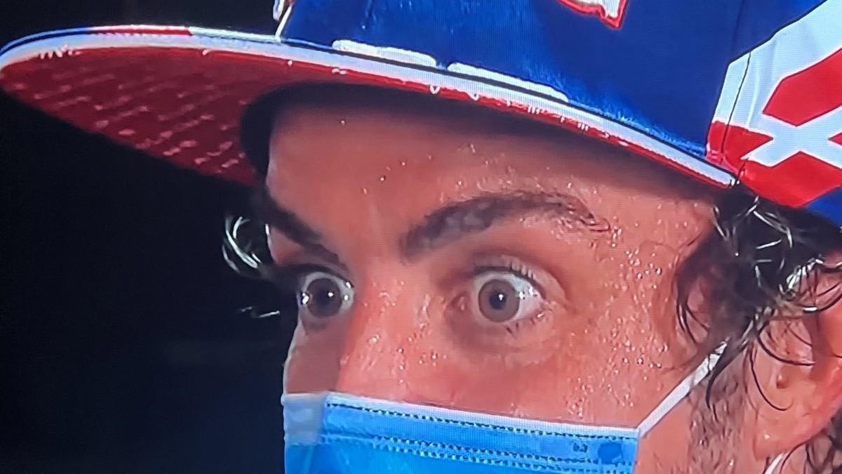 La reacción de Fernando Alonso a la vuelta de Verstappen