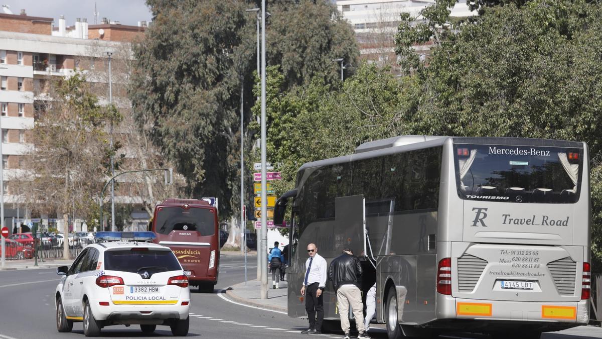 Un autobús turístico, en la nueva parada en la avenida del Corregidor en Córdoba.