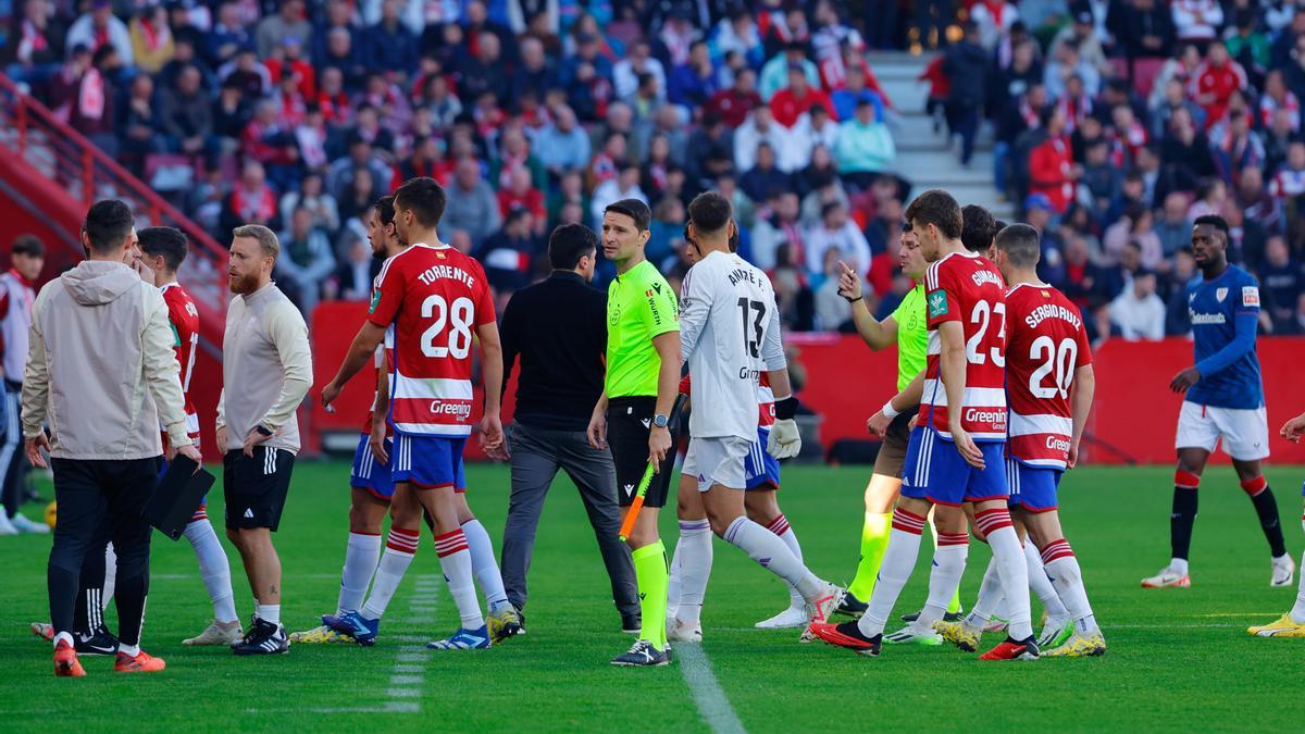 Jugadores del Granada y del Athletic abandonando el campo tras el incidente