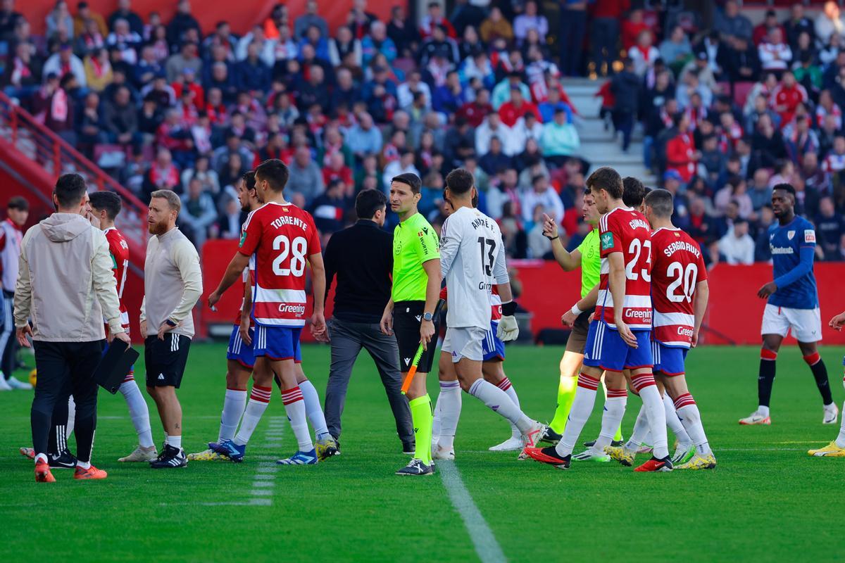 Jugadores del Granada y del Athletic abandonando el campo tras el incidente