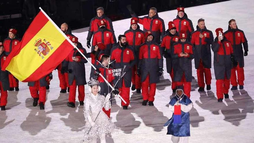 Los deportistas españoles hacen su entrada en el estadio durante la inauguración.