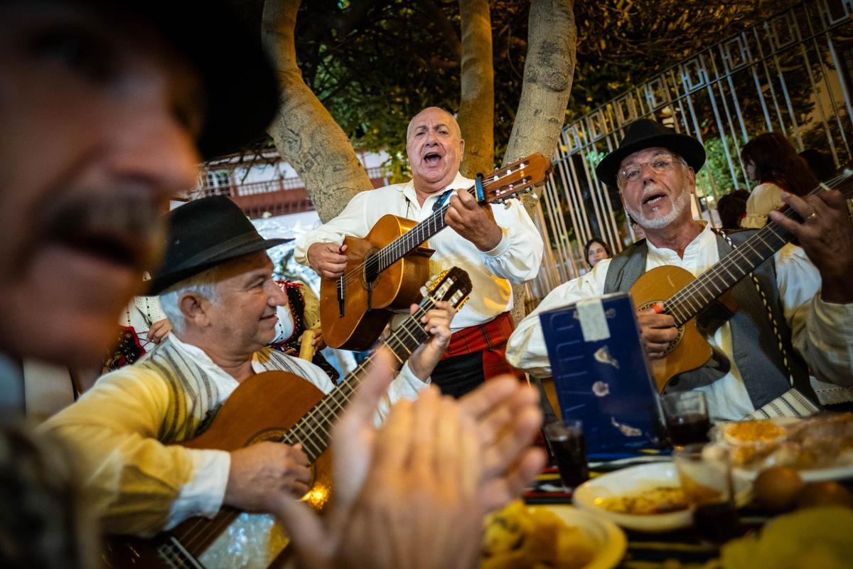 Participantes en una edición anterior del baile de magos de Santa Cruz.