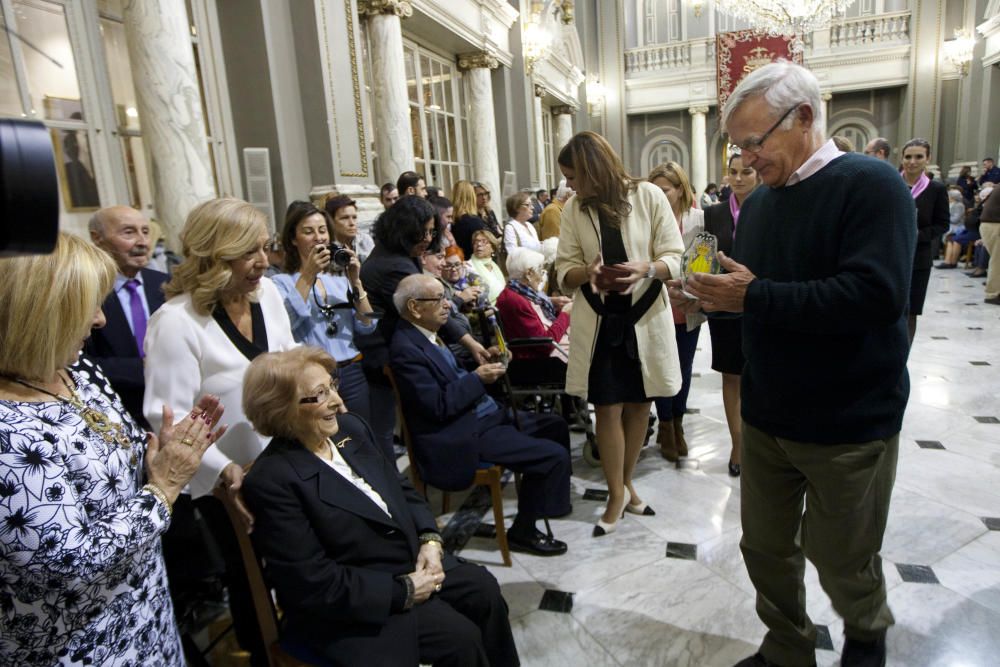 Homenaje a los 25 vecinos centenarios de Valencia