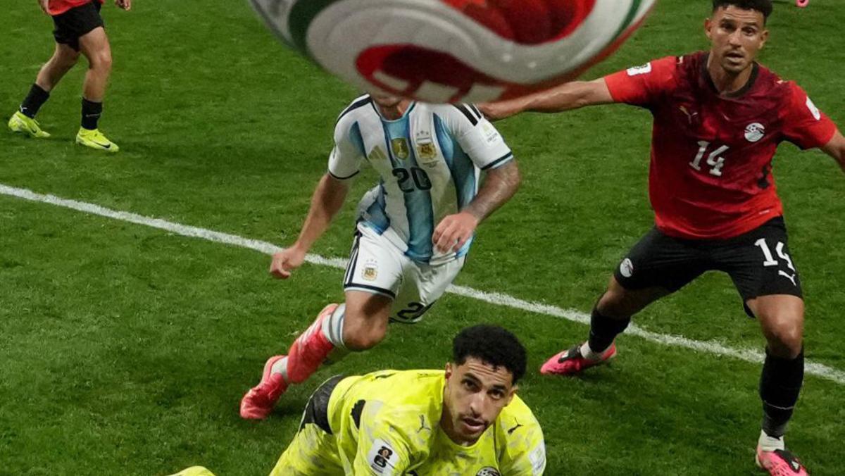 El porter Shobeir observa l’entrada de la pilota a la xarxa en el 2-2. | ELSA / GETTY IMAGES VIA AFP