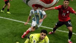 El porter Shobeir observa l’entrada de la pilota a la xarxa en el 2-2. | ELSA / GETTY IMAGES VIA AFP