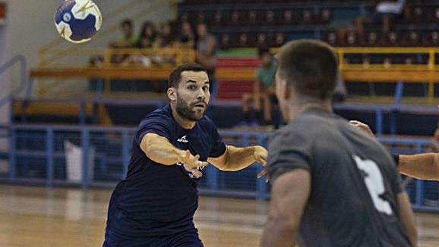 Octavio efectúa un pase en el último partido jugado en el Ángel Nieto.