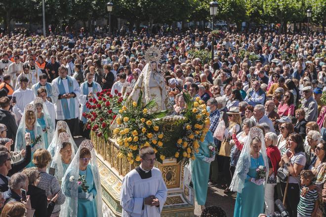 Cientos de personas acuden a la eucaristía en Os Milagros