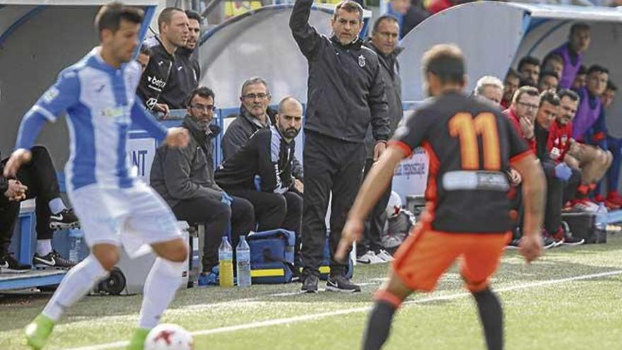 El entrenador del Baleares, Horacio Melgarejo, da instrucciones a sus jugadores durante el partido de ayer.