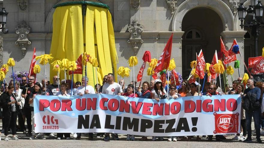 Protesta de trabajadoras del sector de la limpieza en la provincia de A ...