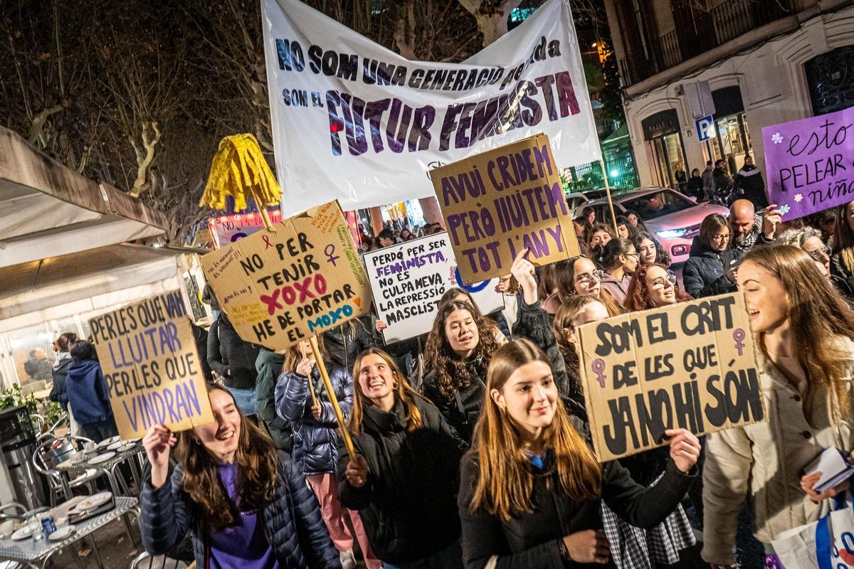 Participants en la manifestació amb algunes de les pancartes que van lluir