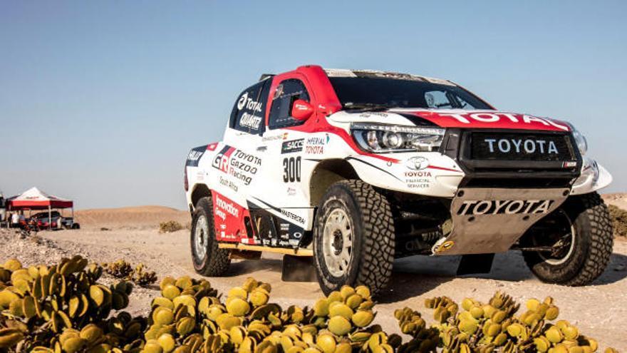 Fernando Alonso, con el Toyota con el que irá al Dakar