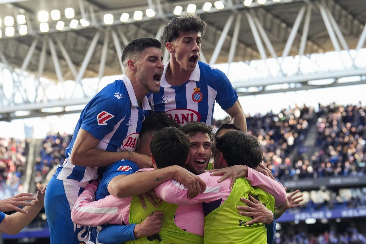 Los jugadores del Espanyol celebran el gol de Javi Puado contra el Atlético.