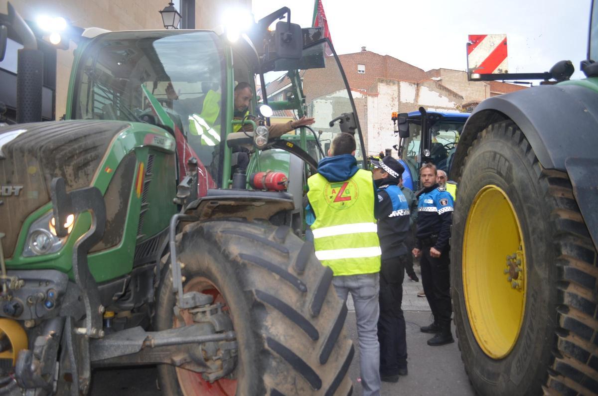 GALERÍA | La concentración de agricultores y ganaderos ante los juzgados de Benavente, en imágenes