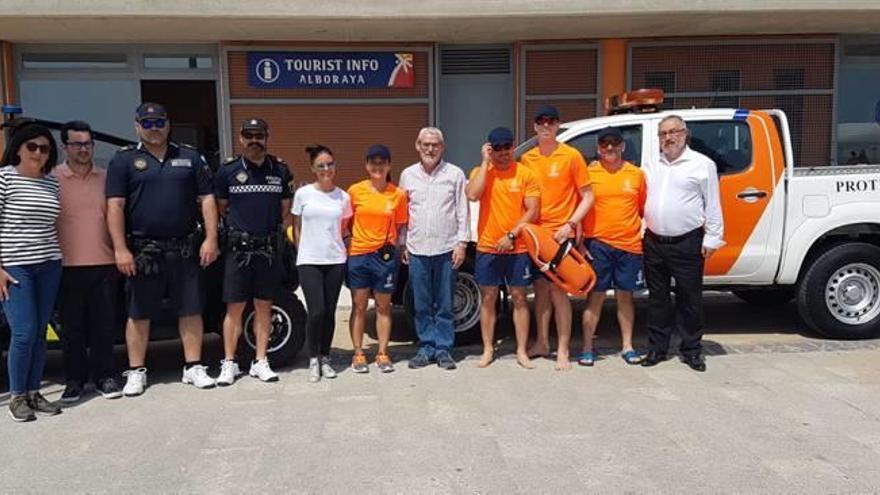 El alcalde Miguel Chavarría con parte del equipo destinado a las playas de Alboraia.