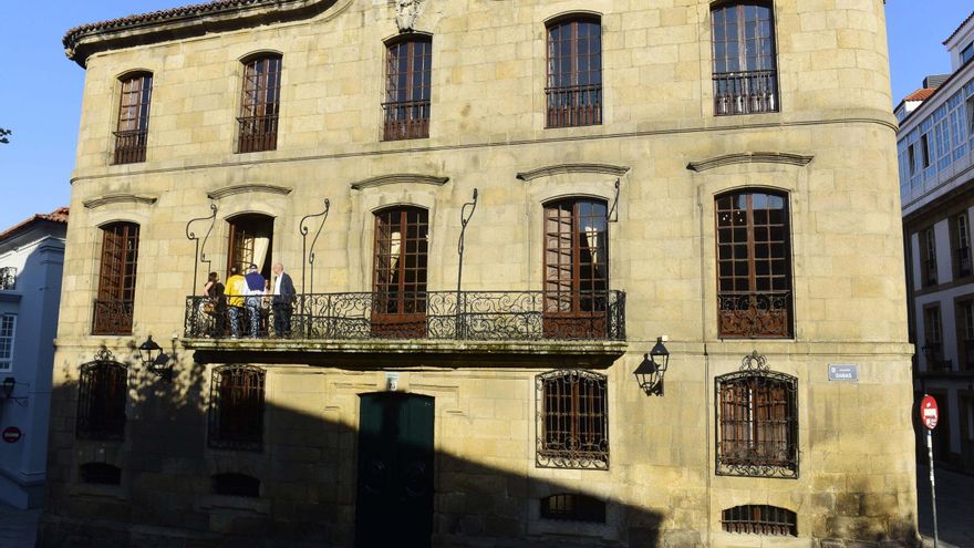 Un Santiago Peregrino, un relieve y dos capiteles, sorpresas de la Casa Cornide