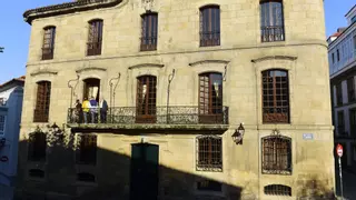 Un Santiago Peregrino, un relieve y dos capiteles, sorpresas de la Casa Cornide