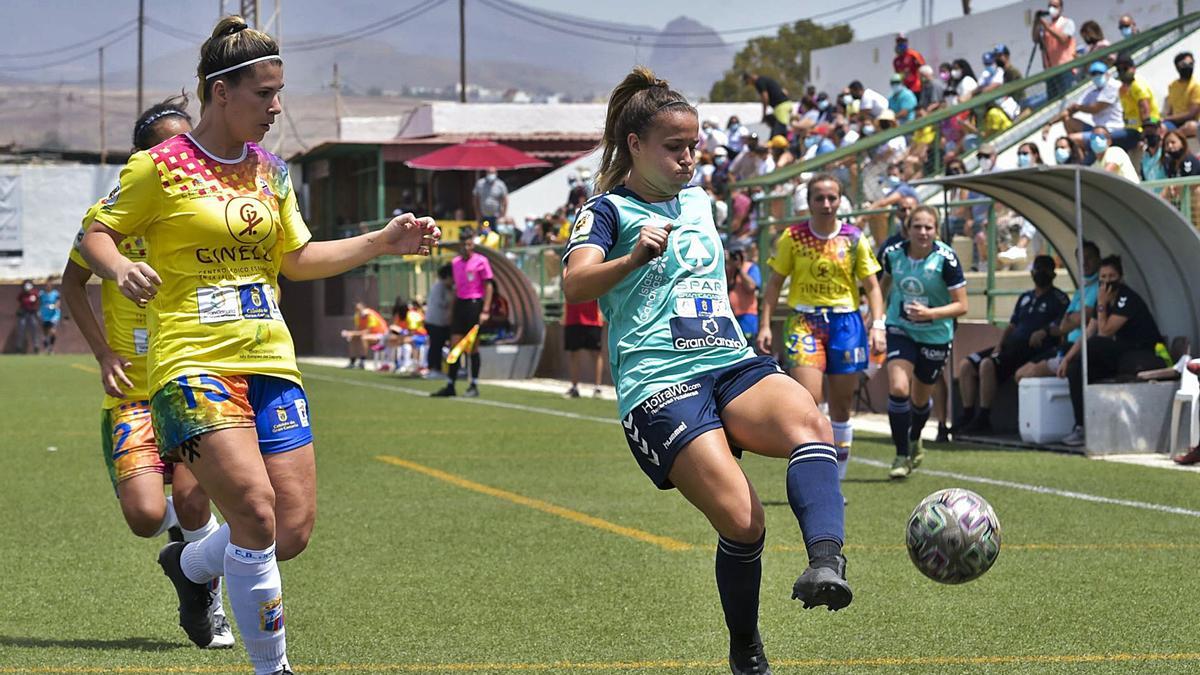 Patri, del Femarguín, controla un balón con su pierna izquierda, perseguida de cerca por Arisleyda, zaguera del Ginelux Juan Grande. | | ANDRÉS CRUZ