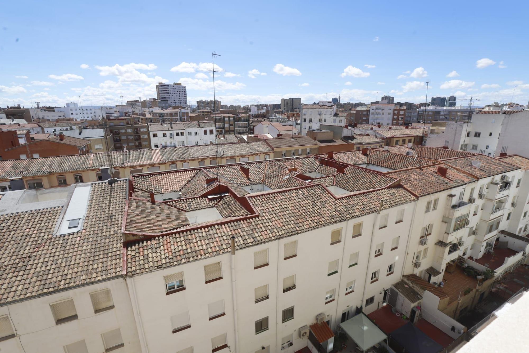 EN IMÁGENES | Así ha quedado la vivienda de la calle Tarragona tras el hundimiento del falso techo