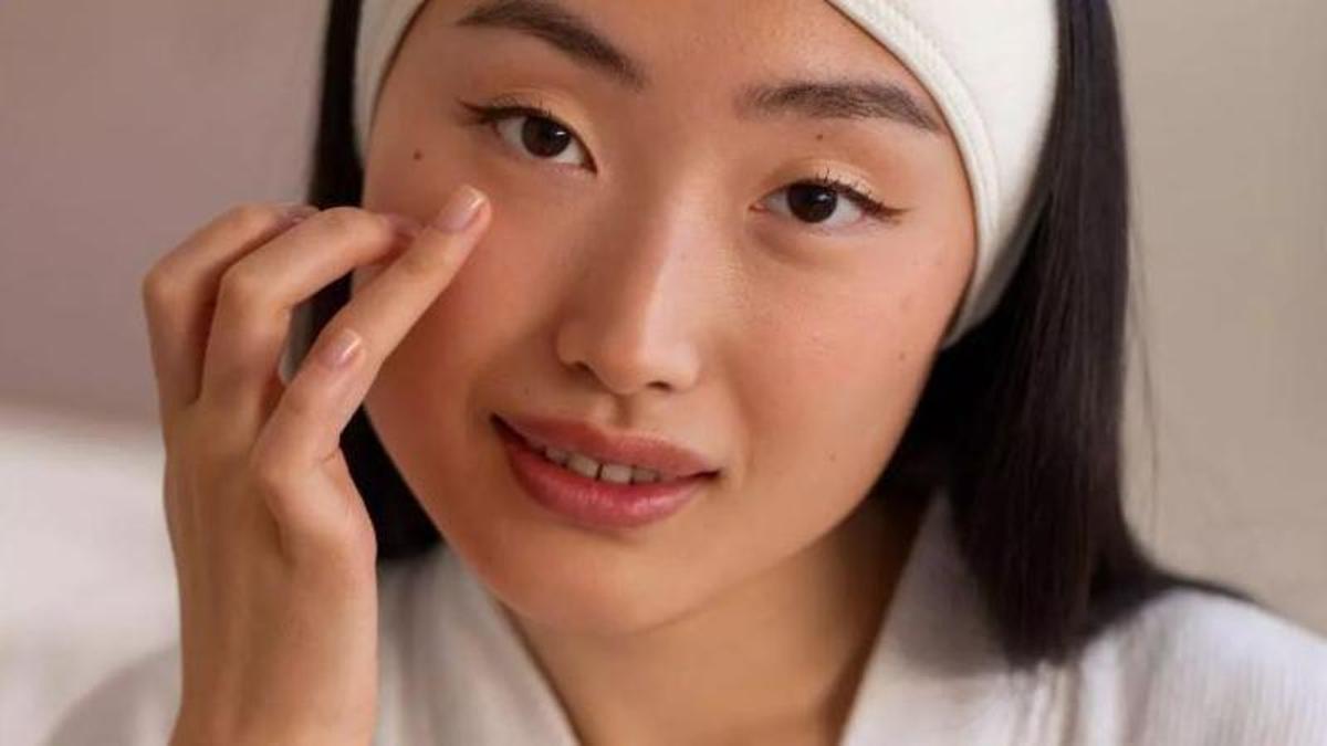 Una dona aplicant-se cosmètica coreana