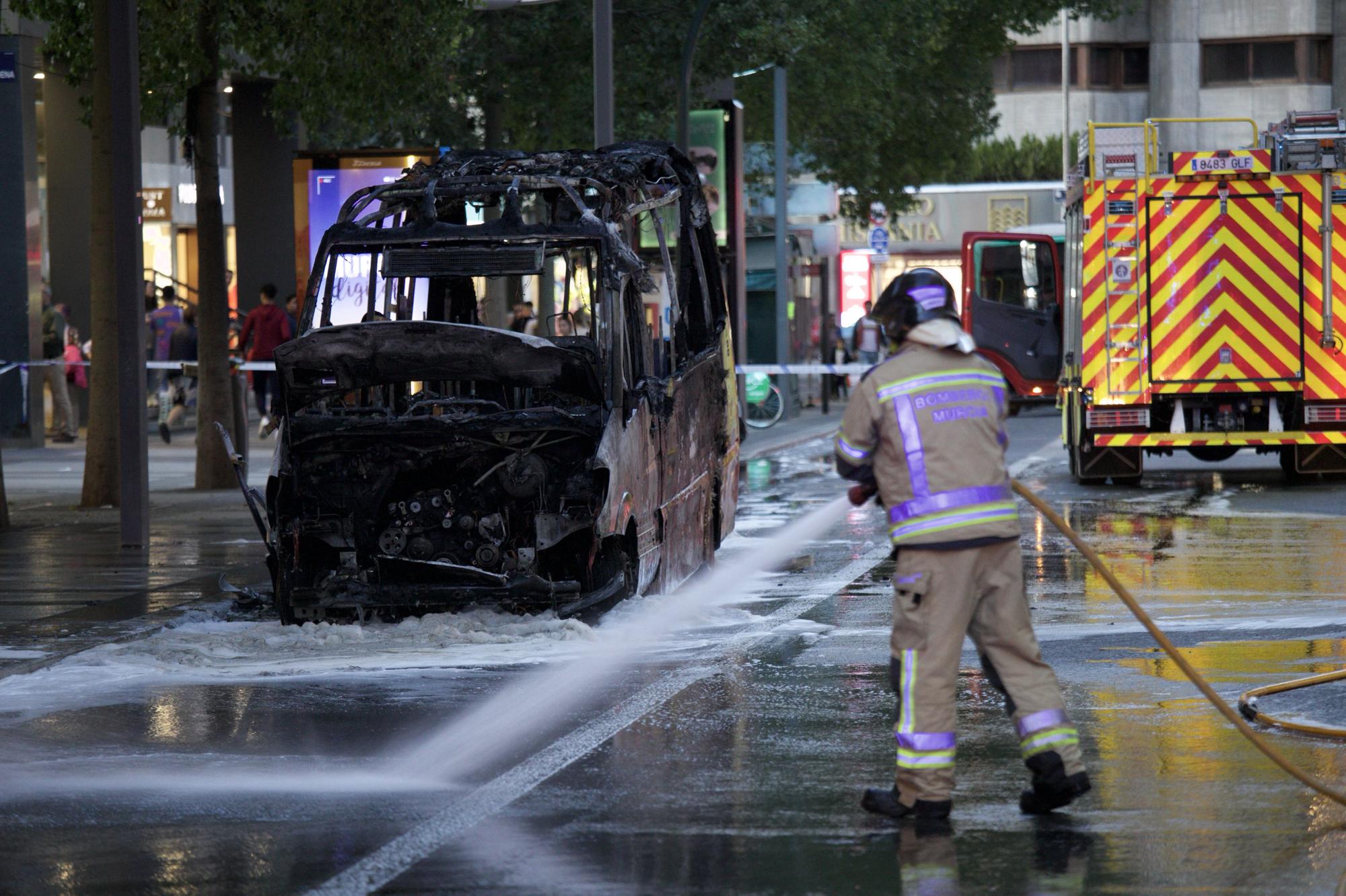 Las imágenes del incendio de un coche en plena Gran Vía de Murcia