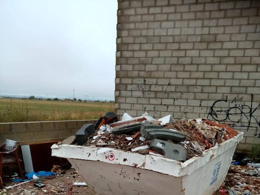 Escombros depositados de forma irregular en el Mercado de Ganados, fuera del punto limpio.