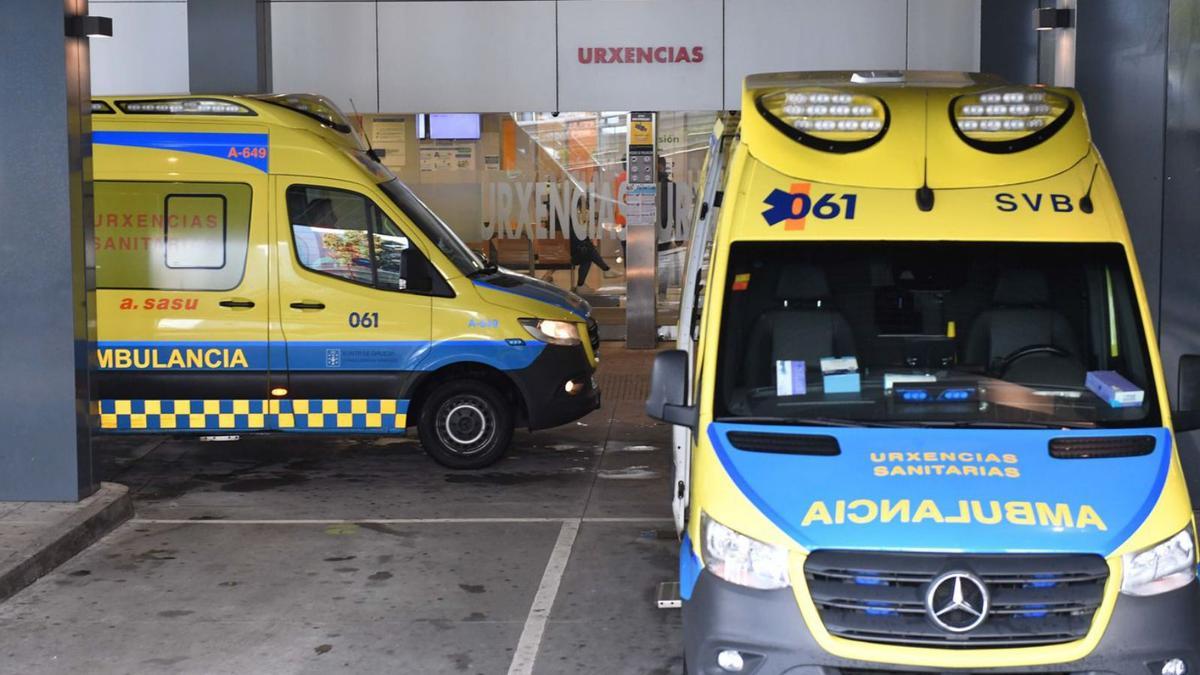 Ambulancias en la entrada de las Urgencias del Chuac. // V. ECHAVE