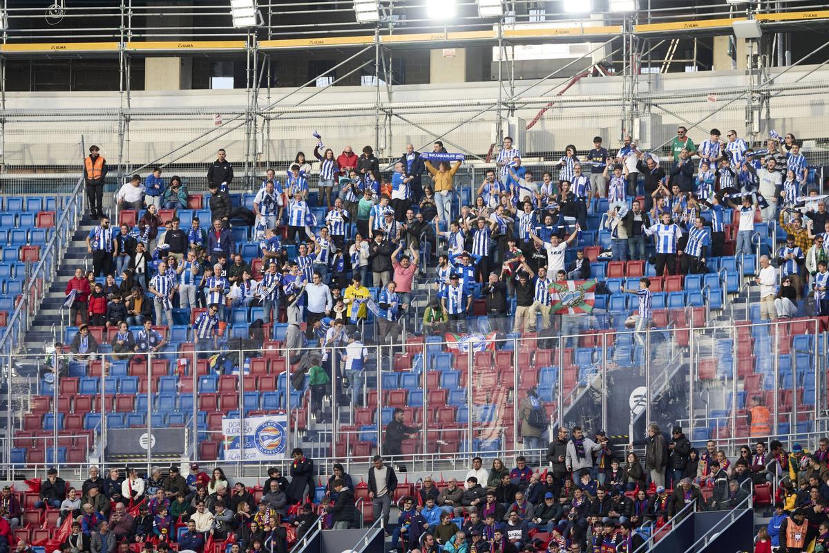 La afición del Deportivo Alavés desplazada al Spotify Camp Nou