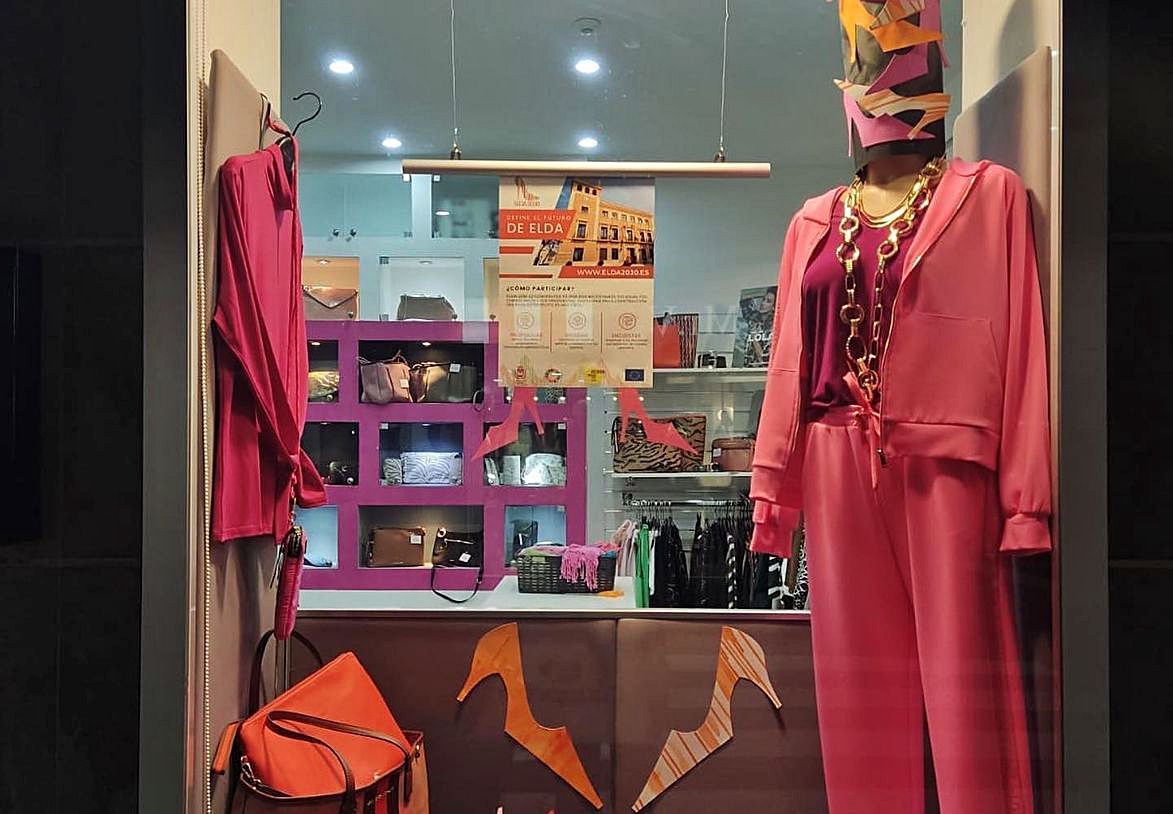 El cartel, bien visible, en el escaparate de una tienda de ropa de Elda. | INFORMACIÓN