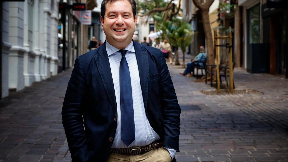 El doctor César Martínez Sánchez, profesor titular de la Universidad Autónoma de Madrid, posa para la entrevista con este diario.