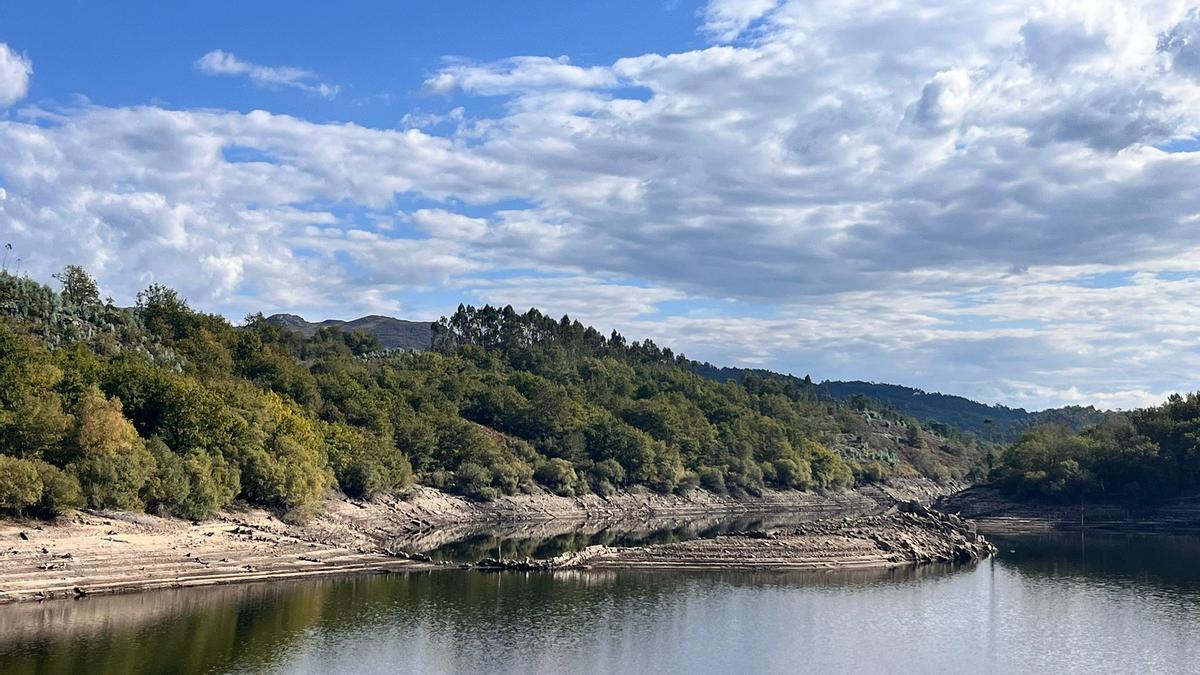 Vista del embalse de Eiras el pasado domingo 12 de octubre, al 50% de su capacidad