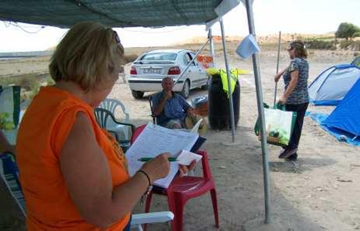 Los vecinos registran los datos de cada uno de los vehículos.