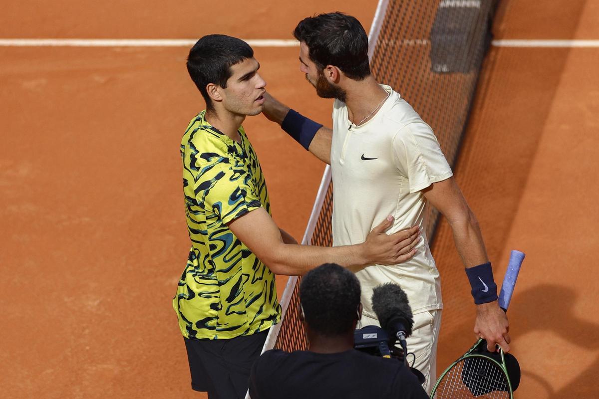 Carlos Alcaraz recibe la felicitación de Khachanov tras lograr el pase a semifinales