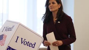 La candidata republicana Nikki Haley vota en las primarias republicanas de carolina del Sur.