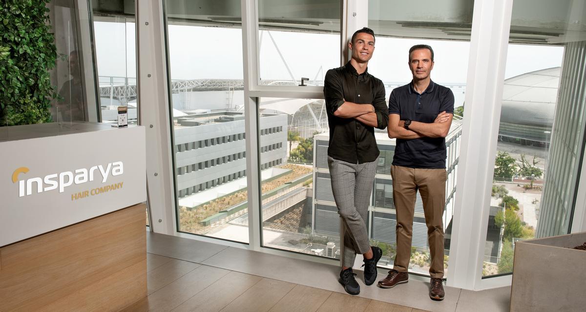 Cristiano Ronaldo, a la izquierda, junto al CEO de la compañía, Paulo Ramos.