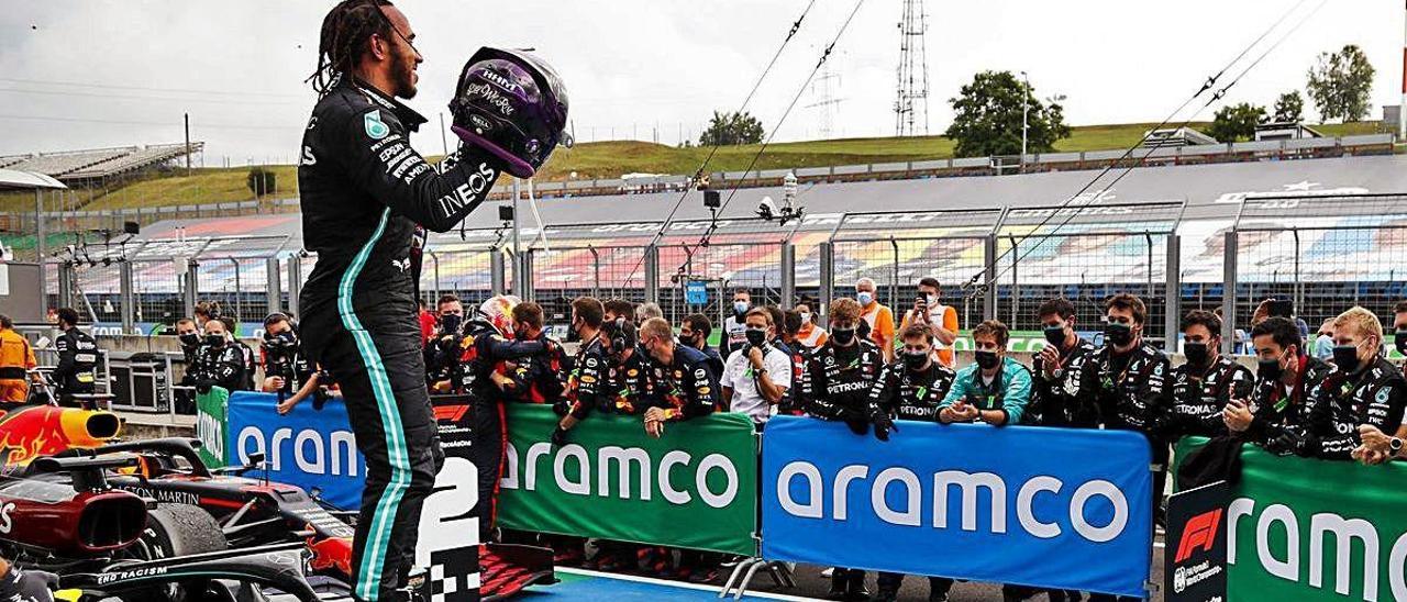 El británico Lewis Hamilton celebra con su escudería su victoria en Hungría.