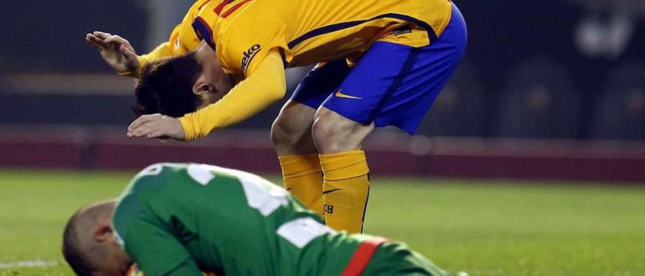 Messi se lamenta por una oportunidad fallada mientras Jaume se aferra al balón.