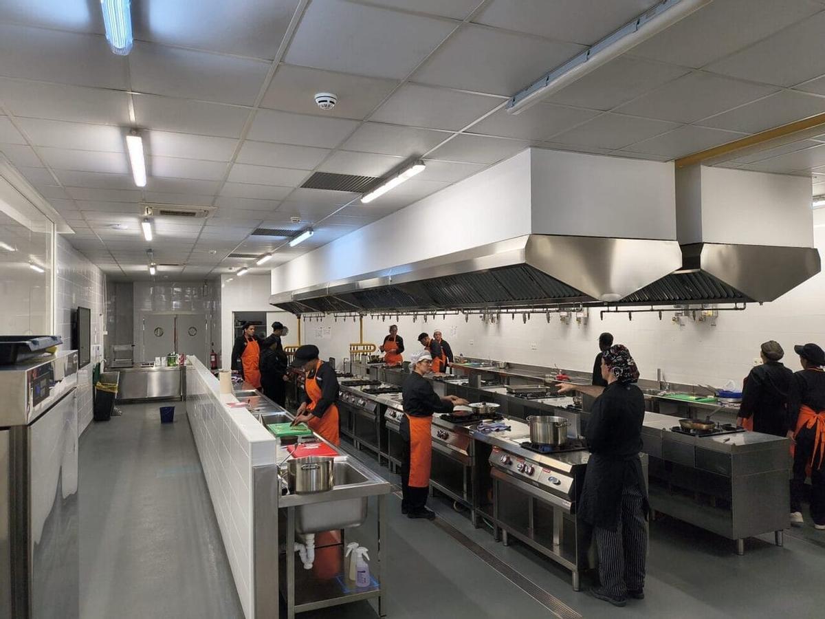 Entre los cursos de Hostelería destacan las formaciones de "Ayudante de cocina", "Atención al cliente en el servicio de sala y barra", "Ayudante de carnicería" y "Ayudante de pescadería"