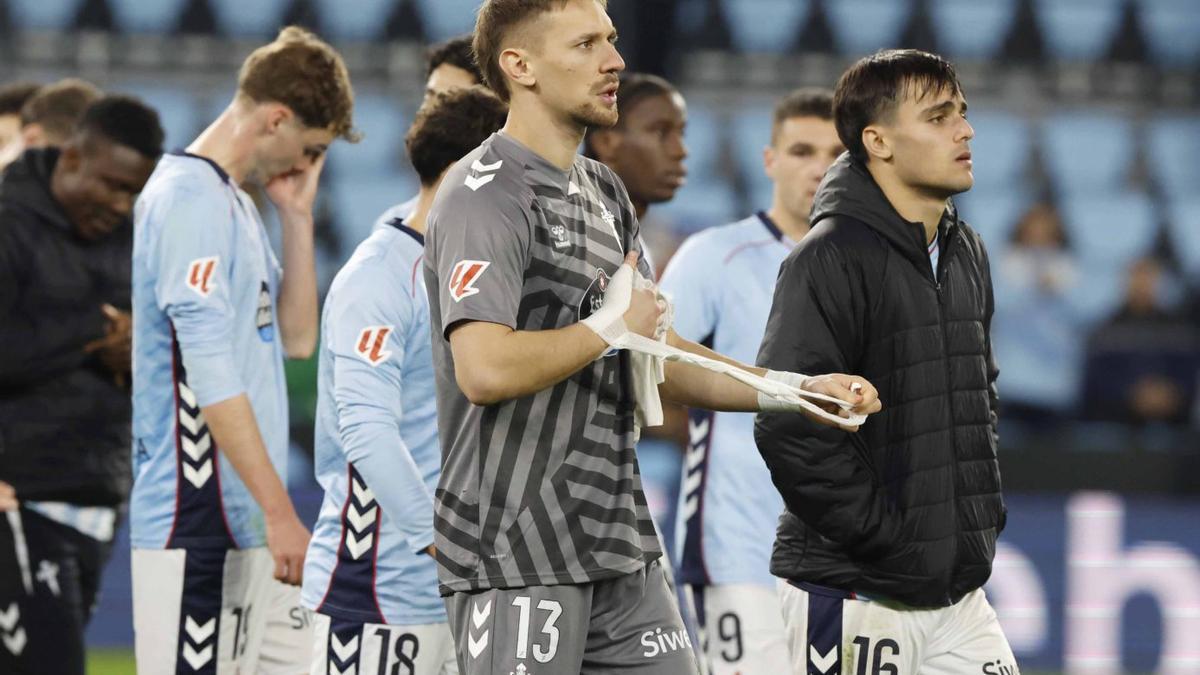 Los jugadores celestes saludan a la afición tras la derrota contra el Espanyol. |  Pablo H. Gamarra