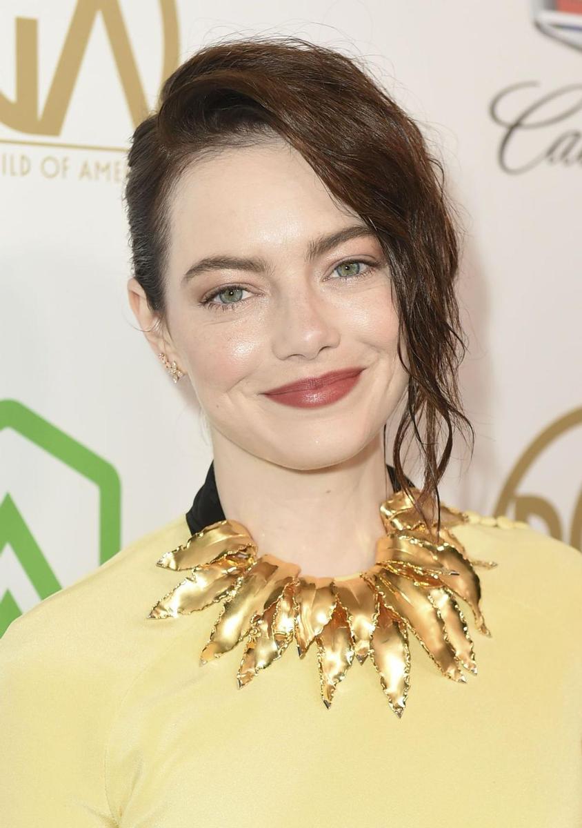 Primer plano del llamativo collar dorado de Emma Stone en los Producers Guild Awards