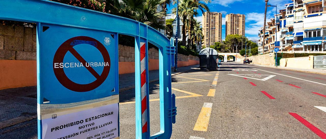 La parte baja de la avenida del Murtal a la que se refiere la CHJ con una valla que anuncia las lluvias en una imagen de archivo. |