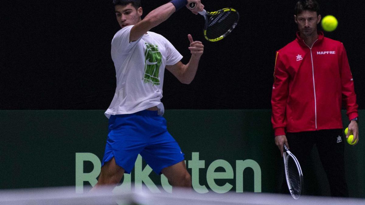 Carlos Alcaraz, entrenando ayer en Madrid ante la atenta mirada de Juan Carlos Ferrero. | ÁLVARO DÍAZ/RFET