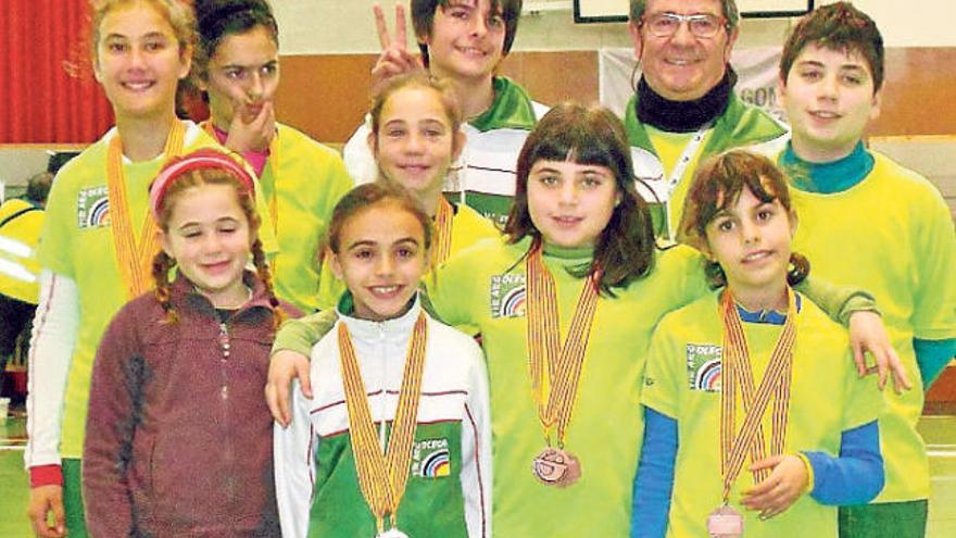 Representants del Tir Arc Olesa mostren les medalles obtingudes