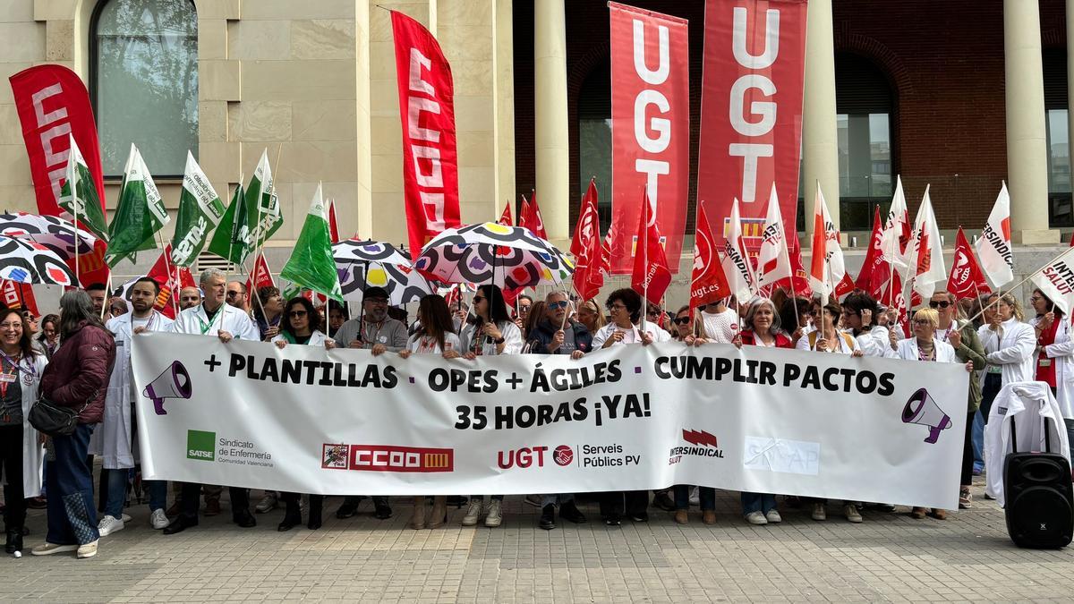 Sanitarios de CCOO, UGT, Satse e Intersindical concentrados frente al hospital Clínico de València.