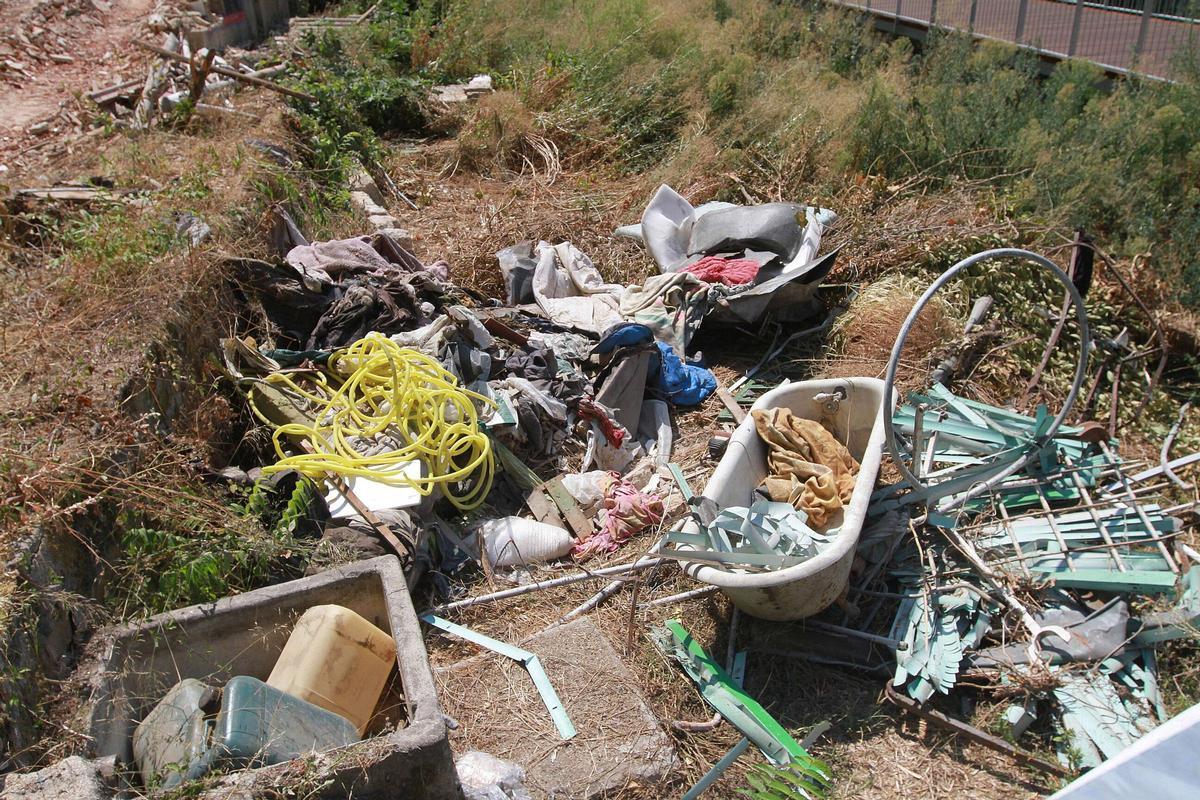Hay bañeras que aún forman parte de la pila de escombros a los pies del antiguo balneario.
