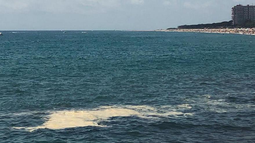 Una de les taques d&#039;escuma que van aparèixer aquest juliol davant les platges de Blanes