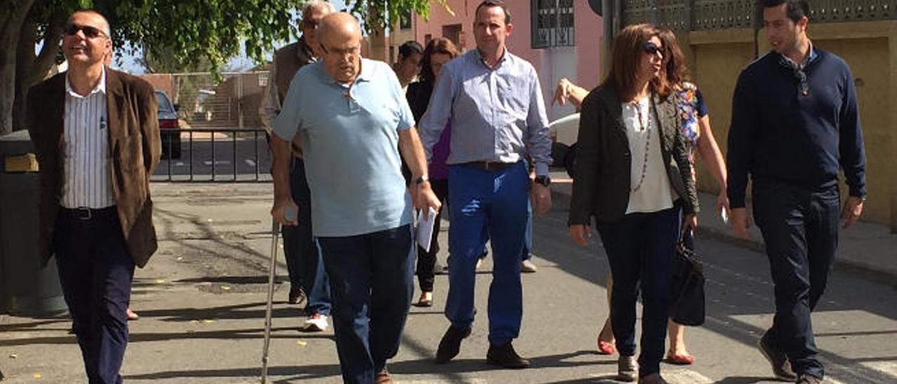 Alejandro Ramos (1º derecha) con Carmen Hernández en febrero de este año en la visita a Marpequeña.