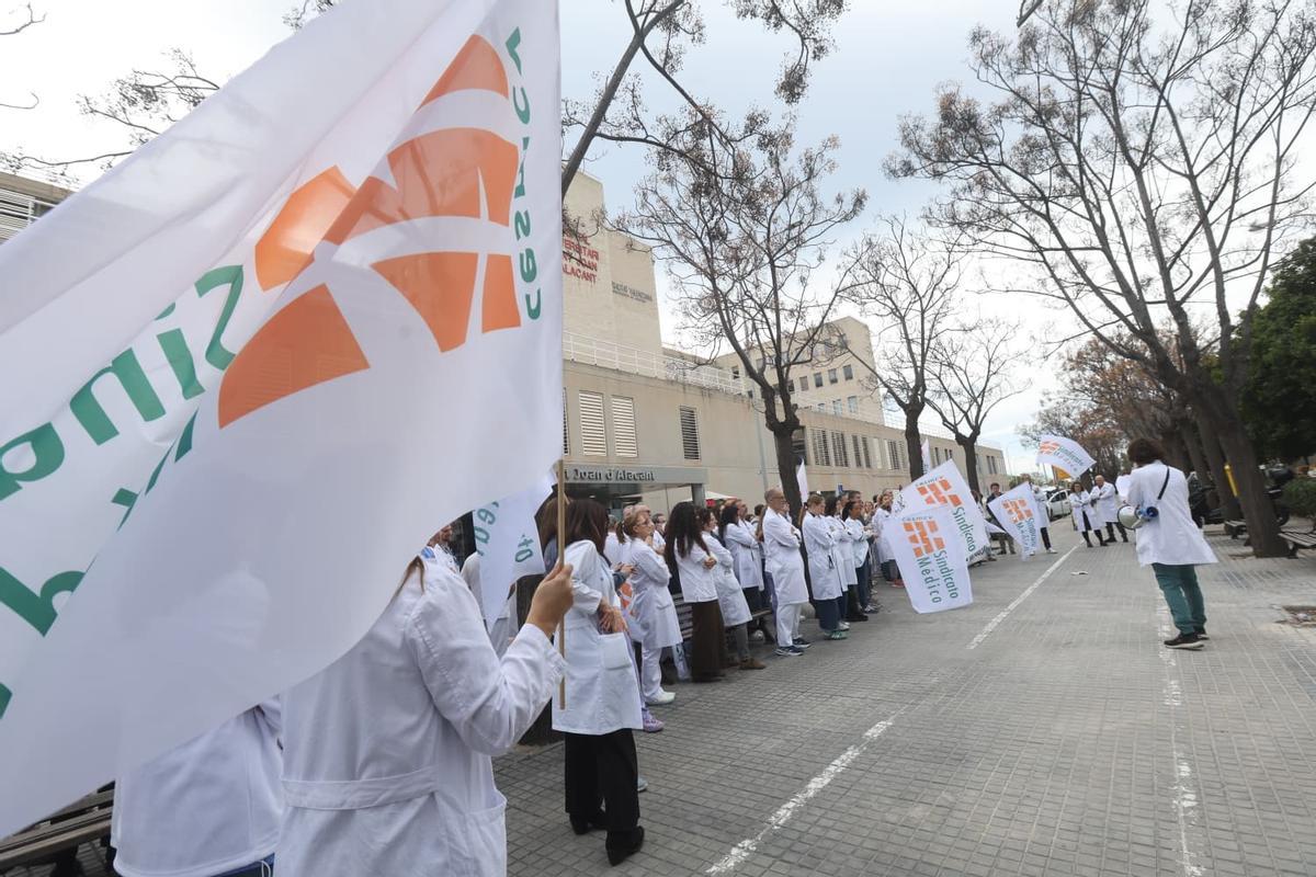 La nueva huelga de médicos en la provincia de Alicante. Hospital de Sant Joan