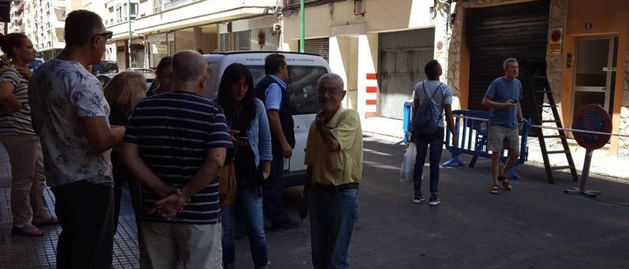 Residentes en el número 8 de la calle Andreu Feliu, ayer, ante el edificio siniestrado..