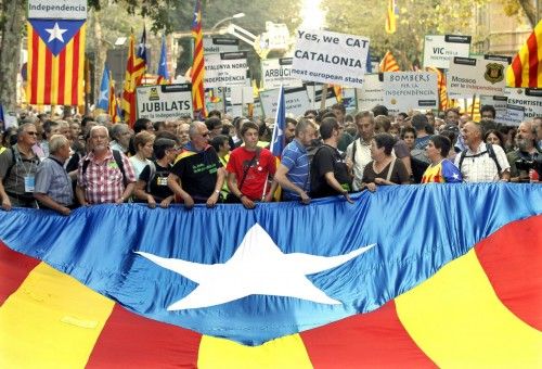 Miles de catalanes se manifiestan para reclamar independencia y pacto fiscal
