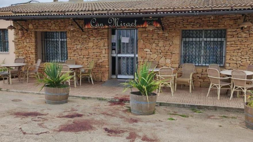 Manchas de sangre frente al restaurante de la víctima. | BIEL CAPÓ